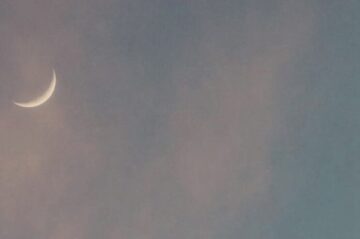 Mondsichel am Himmel als Symbol für ein spirituelles Mondritual